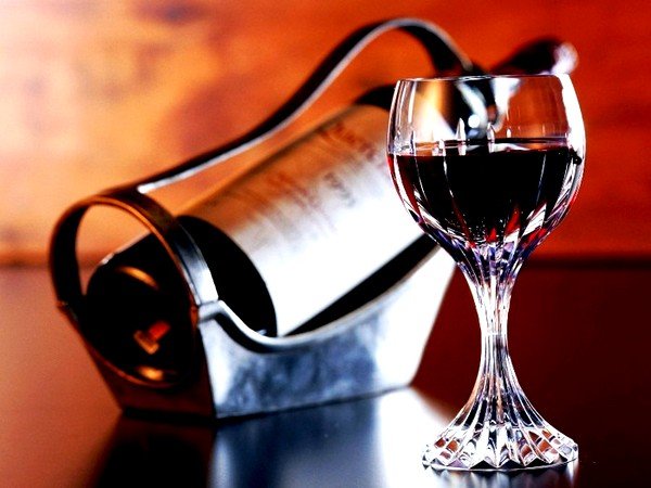 Для лечения взрослым пациентам подойдет рецепт с красным вином