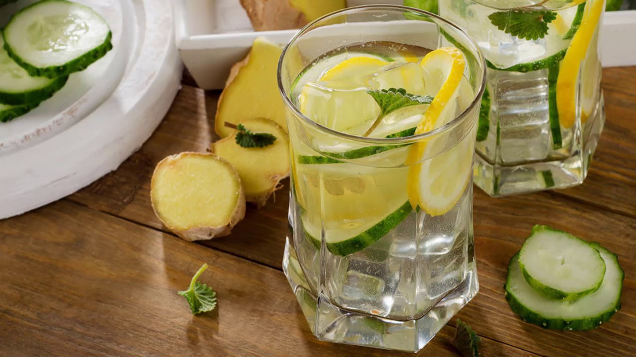 От воды похудел с лимоном. Вода Сасси. Лимонад с огурцом и мятой. Вода с огурцом и лимоном. Огурец лимон коктейль.