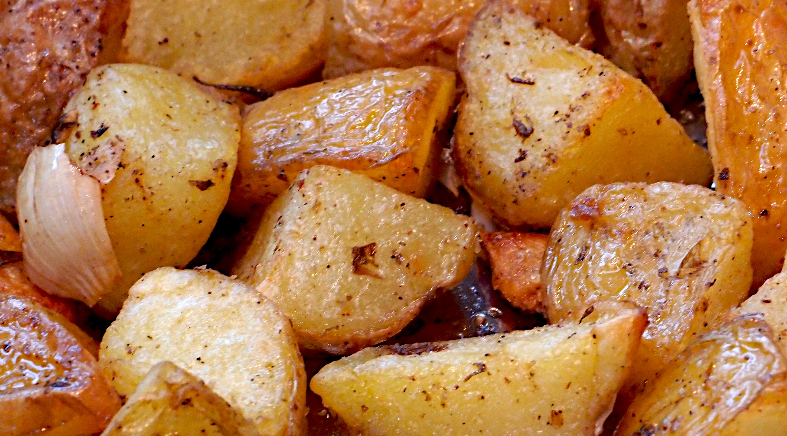 Запекать картошку в духовке при температуре сколько. Картошка в рукаве. Картофель в рукаве в духовке. Мятый картофель запеченный в духовке. Картошка кружочками в духовке.