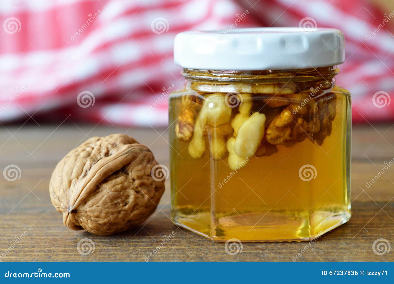 Мед орехи лимон польза. Медовый орех. Алоэ мед лимон орехи. Грецкий орех с мёдом. Алоэ с медом и орехами.